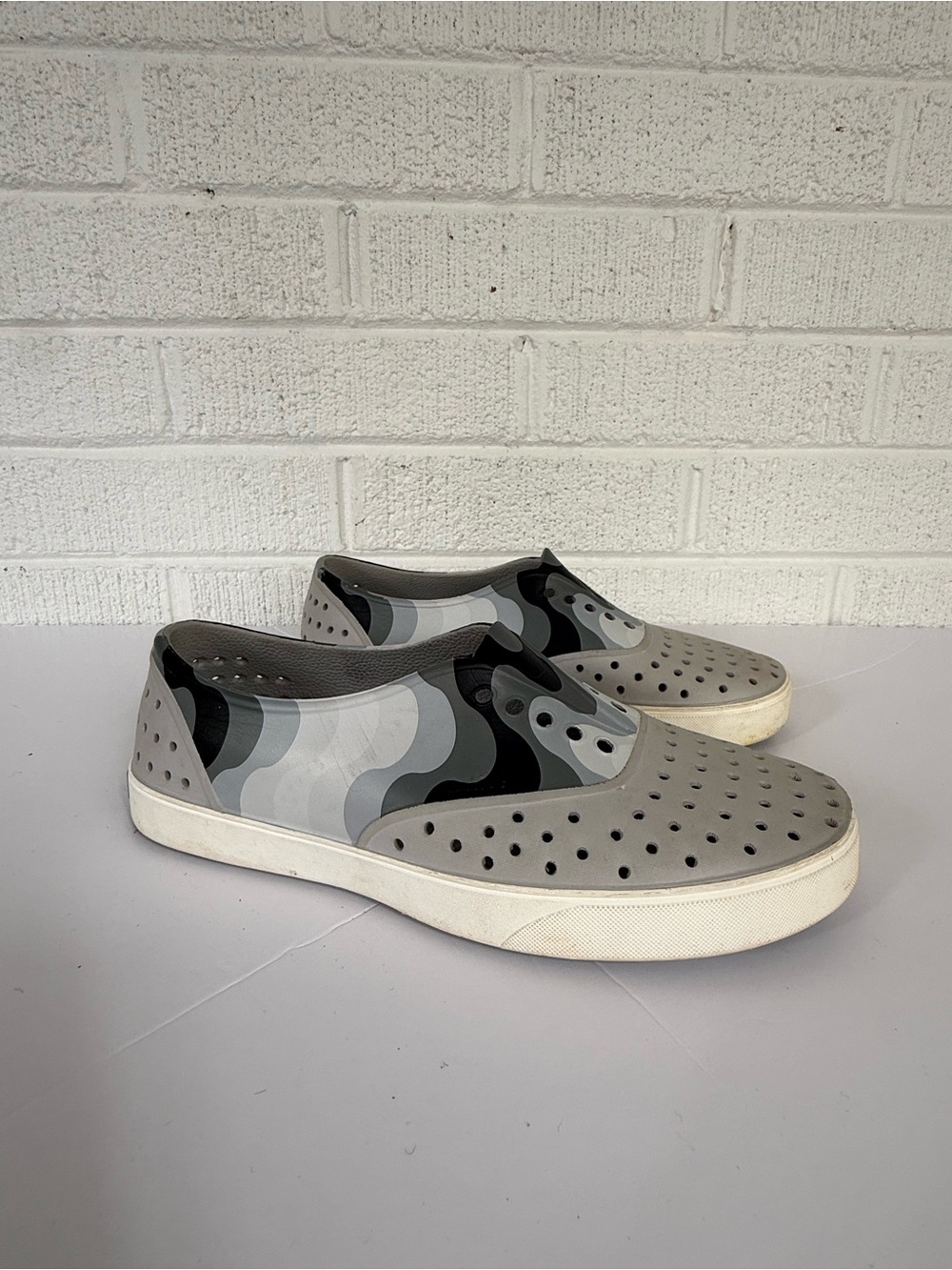 Native Women's Gray & Black Slip-On Perforated Flats with Wave Design